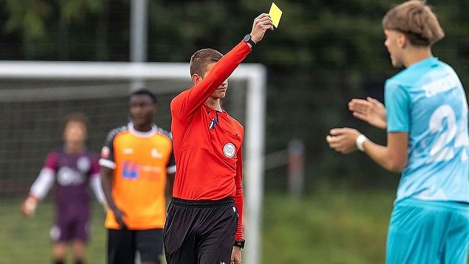 Ein Schiedsrichter zeigt die gelbe Karte. Die Unparteiischen waren in der Hinrunde stark gefordert. (Symbolbild)