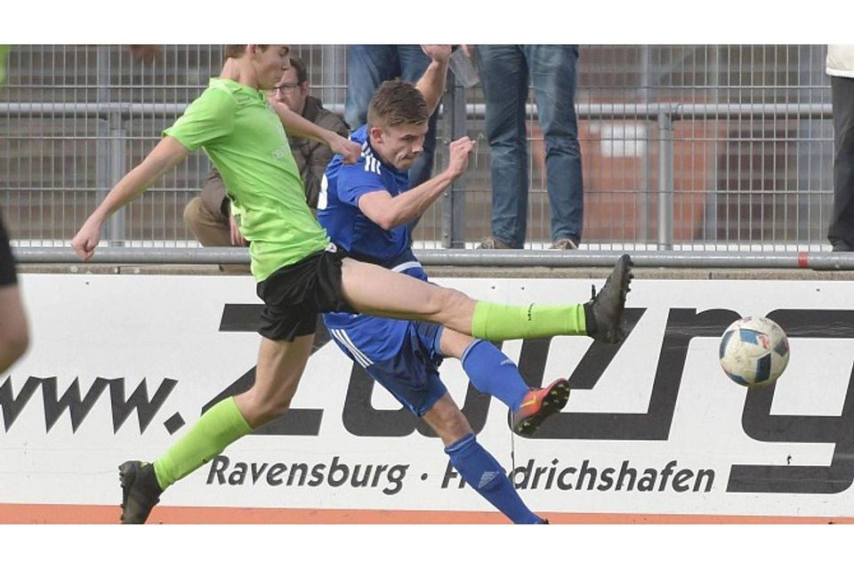 Jascha Fiesel (rechts, gegen Reutlingens Maximilian Rohr) hat seinen Vertrag beim FV Ravensburg um zwei Jahre verlängert. Foto: Derek Schuh