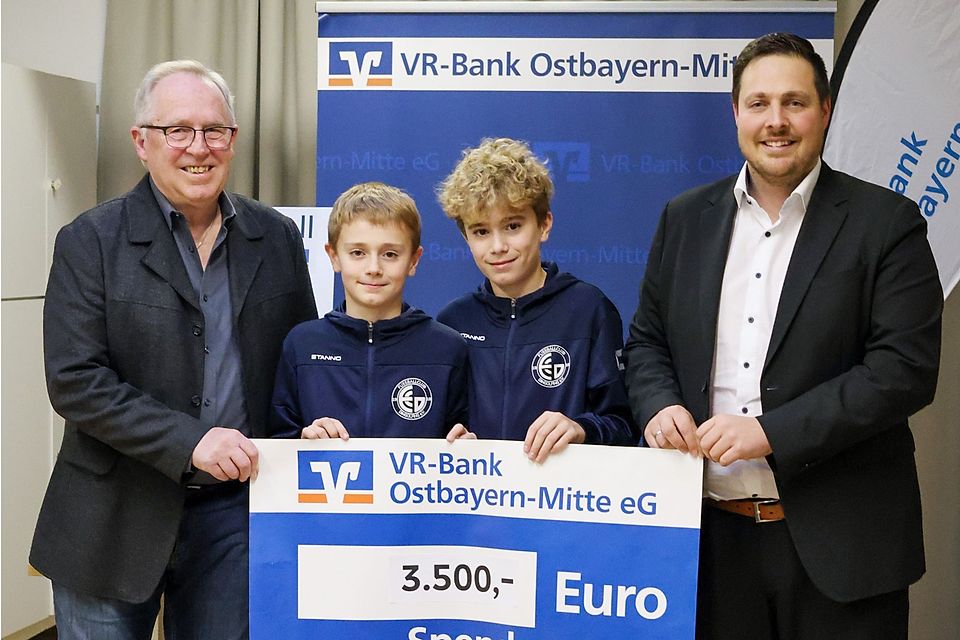 FCD-Vertreter Sigi Schätz (li.) und VR-Bankvertreter Dominik Kallmeier (re.) mit den beiden Losfeen Severin und Quirin Freidhofer