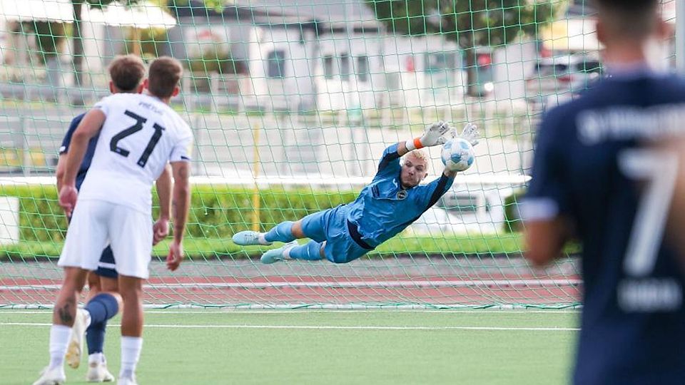 Carl Leonhard (Mitte) parierte im Hinspiel einen Elfmeter gegen den FC Gießen. Im Rückspiel fehlt der Torwart des SV Hummetroth rotgesperrt.	Archivfoto: Joaquim Ferreira