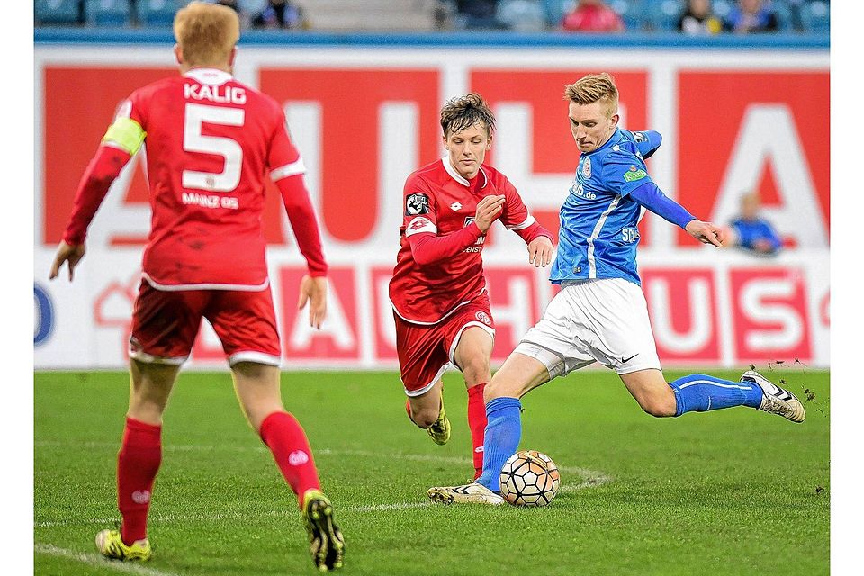 Kai Schwertfeger (r.) zieht im Spiel gegen  Mainz II ab. Foto: Geos