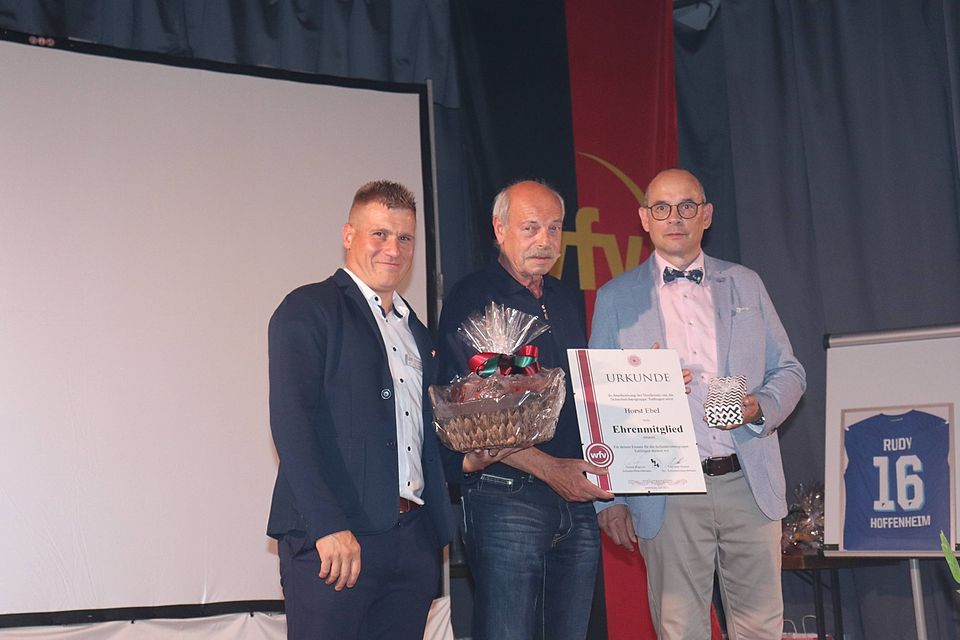 Horst Ebel (Mitte) wurde von Nenad Popovic (Bezirksschiedsrichterobmann und Obmann der SRG Tuttlingen, rechts) und dem stellvertretenden SRG-Obmann Christian Hafner (links) für seine großen Verdienste zum Ehrenmitglied der SRG Tuttlingen ernannt.