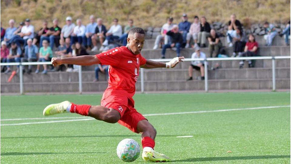 Yunäl Grmu Nugusse trifft zum 2:0 für die SG Unter-Absteinach. Am Ende feiert die SGU einen 6:0‑Kantersieg und stürzt Spitzenreiter VfL Birkenau.