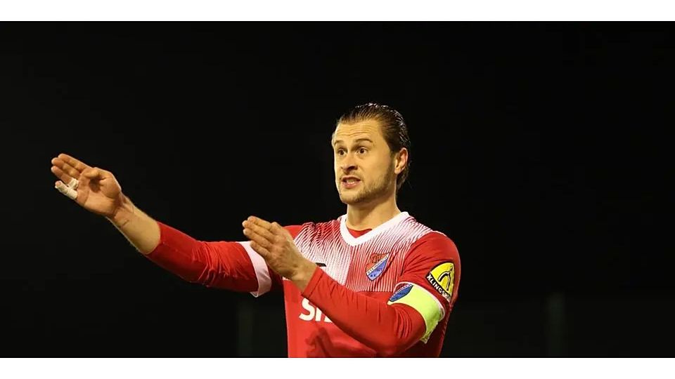 In der Halbzeitpause gegen die TSG Balingen muss Nick Galle vom TSV Steinbach Haiger ausgewechselt werden. Er klagt über Schwindel. So spricht er selbst über die Situation. (Archivfoto) © Björn Franz