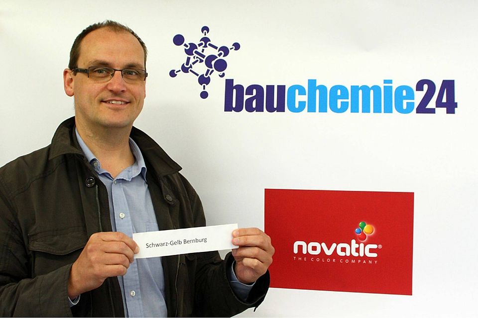 Michael Koch, Geschäftsführer von bauchemie24, mit dem Gewinnerlos von Schwarz-Gelb Bernburg. Foto: Rinke