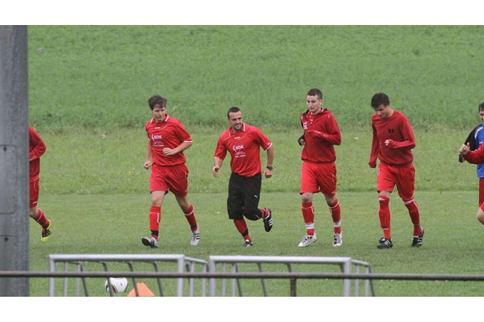 Ein Bild aus den Anfangstagen im Jahr 2011: Ralf Kettemann (Zweiter von links) bei einer seiner ersten Trainingseinheiten mit dem damaligen Bezirksligisten TSV Ilshofen.  Archiv/Guido Seyerle