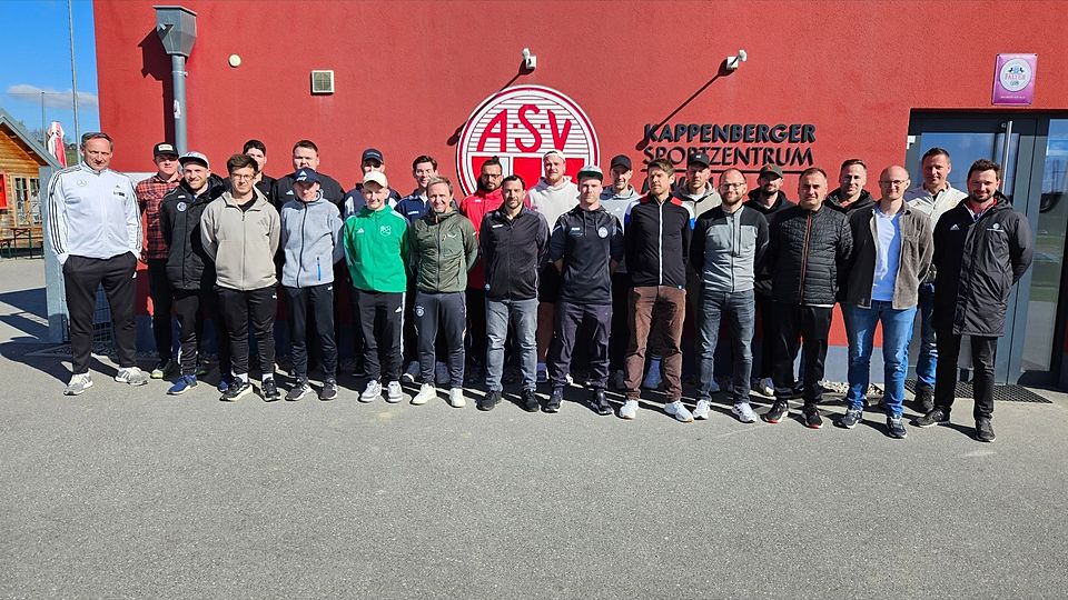 Das Abschlussfoto des jüngsten C-Lizenzlehrgangs zusammen mit den Lehrgangsleitern Uwe Mißlinger (li.) und Andreas Klebl (re.). 