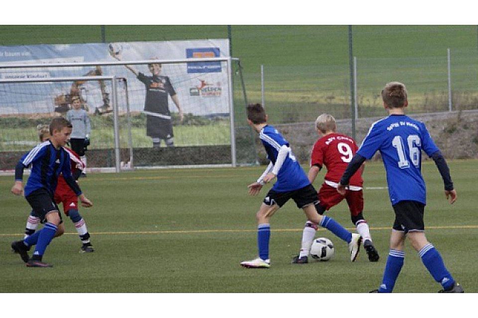 0:0 trennten sich im Spitzenspiel der U13-Bezirksoberliga der Dritte SpVgg SV Weiden (in schwarz-blau) und Spitzenreiter FC Amberg. F: Guggenberger
