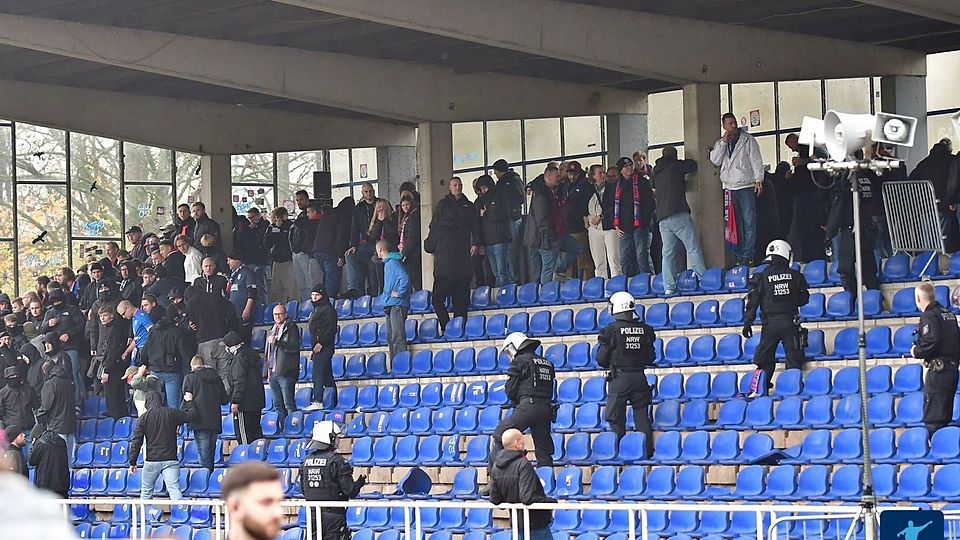 Die Polizei drängte die Fans nach Spielende zurück.