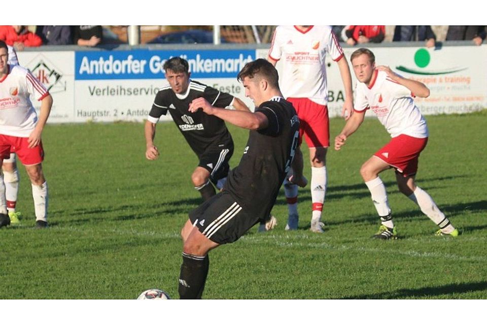 Setzte eine Fußballer-Weisheit außer Kraft: Antdorfs Manuel Diemb trat zu einem an ihm verursachten Strafstoß an – und versenkte den Ball souverän zum 1:1. Am Ende verlor der ASV gegen Kreuth mit 1:2. Roland Halmel