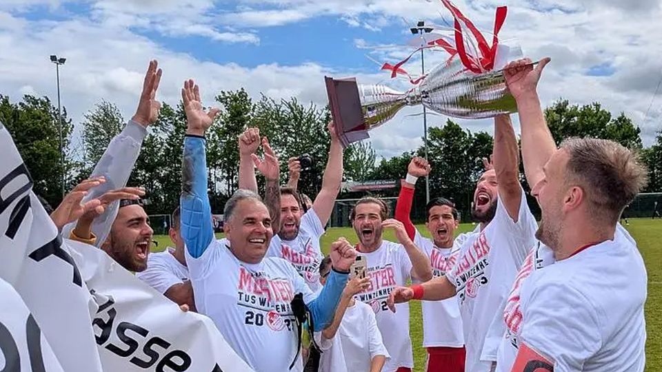 Hoch die Tassen: Der Meister - so wie hier der TuS Winzenheim in der Bad Kreuznacher A-Klasse - steigt nach wie vor direkt in die Bezirksliga auf.