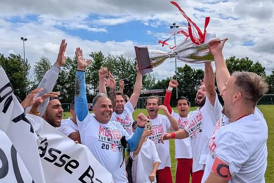 Hoch die Tassen: Der Meister - so wie hier der TuS Winzenheim in der Bad Kreuznacher A-Klasse - steigt nach wie vor direkt in die Bezirksliga auf.