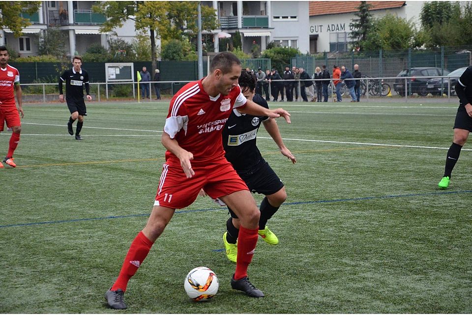 Sabri Abichou (rot) setzte den Schlusspunkt im Test gegen Karadeniz Bad Kreuznach. F: Boor