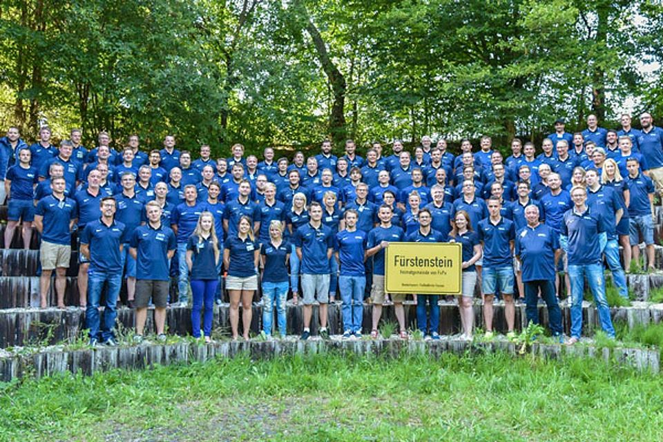 Das traditionelle Gruppenfoto am Rothauer See - mit 120 Teammitgliedern aus allen FuPa-Regionen. F: FuPa
