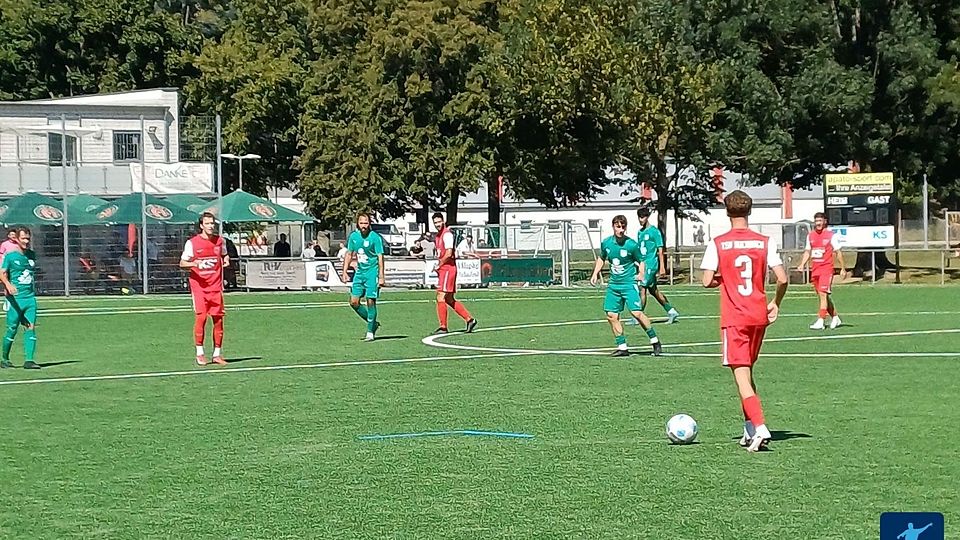 Der TSV Auerbach ( rote Trikots) siegte zum dritten Mal im dritten Spiel der Runde