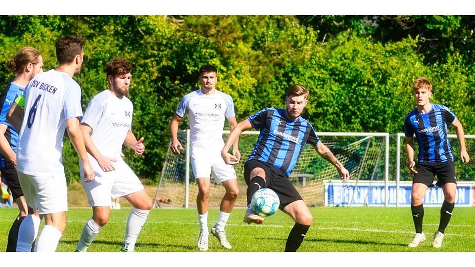 Der Torjäger vom FC Burgsolms ist nicht zu stoppen: Roger Adamski (am Ball). Der Torjäger vom FC Burgsolms ist nicht zu stoppen: Roger Adamski (am Ball). © Peb
