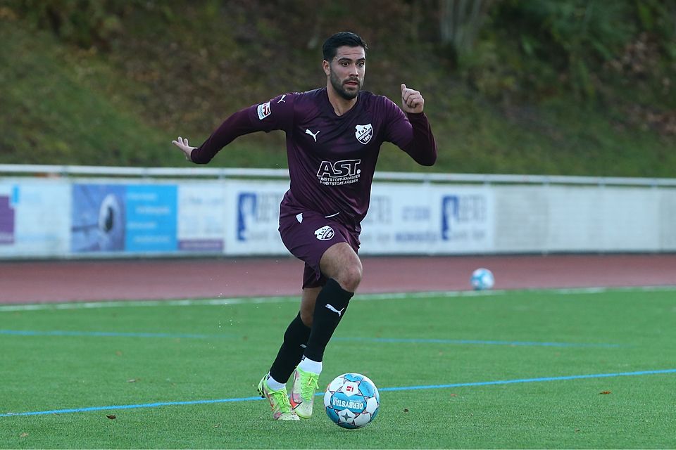 Fuad Dodic tritt weiterhin in Erndtebrück gegen den Ball.