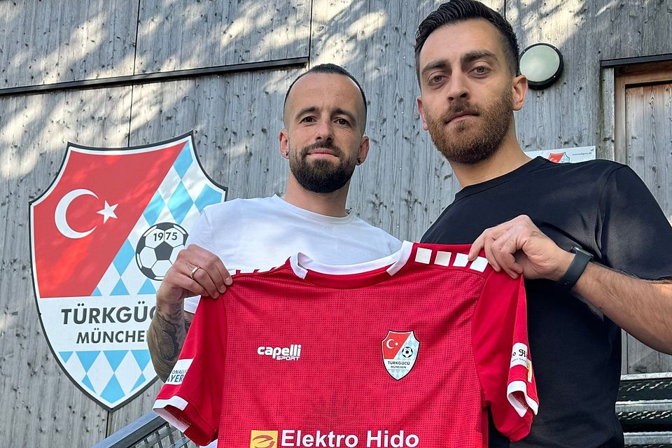 Türkgücü-Sportdirektor Enver Maltas (re.) kann mit Michael "Mike" Hutterer den ersten Neuzugang präsentieren.