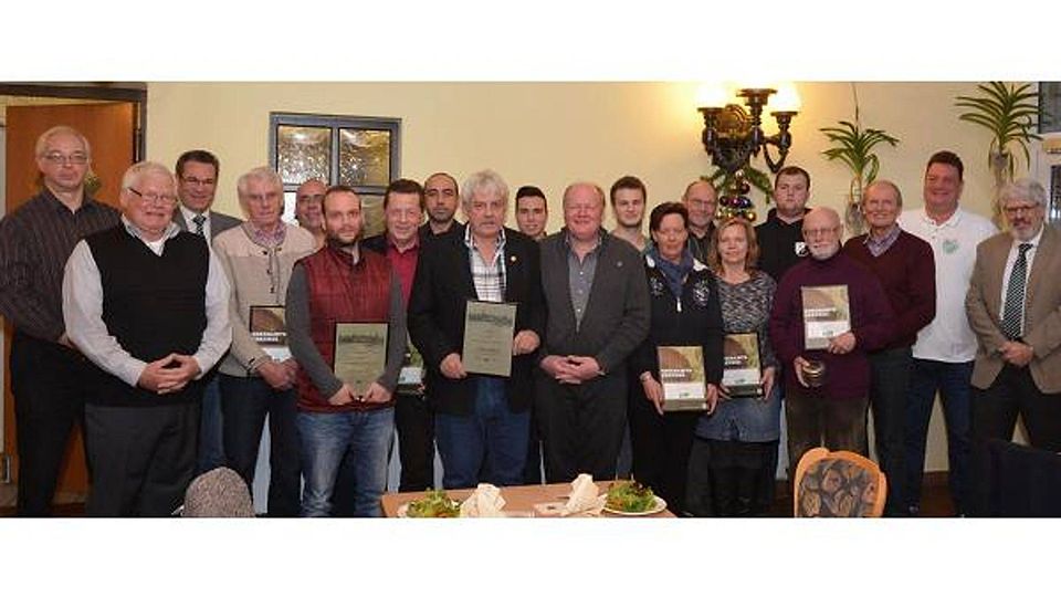 Urkunden und Präsente gab es vom Fußballkreis Bonn für die ehrenamtlichen Vereinshelfern. Foto: Horst Müller