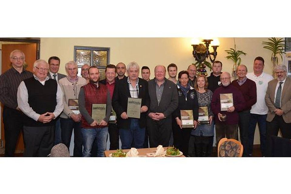 Urkunden und Präsente gab es vom Fußballkreis Bonn für die ehrenamtlichen Vereinshelfern. Foto: Horst Müller