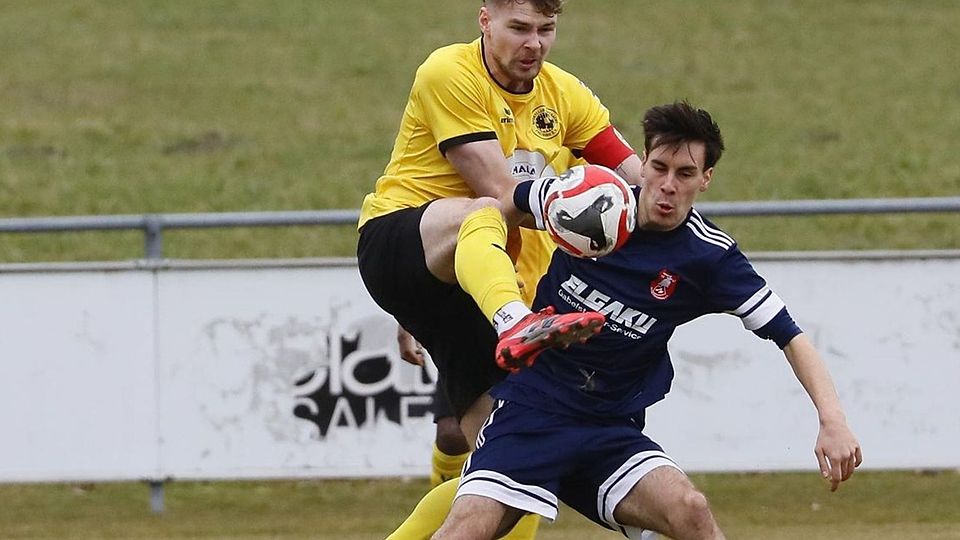 Der Start 2026 ist gelungen: Die Freisinger Fußballer um Kapitän Felix Fischer (l.) gewannen in Kammerberg glatt mit 3:0. Nun geht es gegen den Tabellenvorletzten.