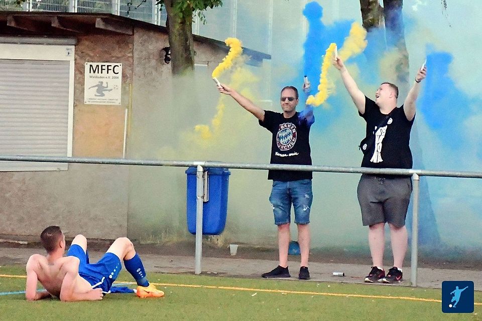 Trotz großem Einsatz steigt Blau-Gelb Wiesbaden am Ende aus der A-Liga ab. Die Fans bleiben dem Verein natürlich trotzdem treu.