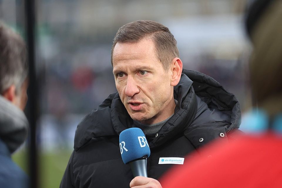 Löwen-Geschäftsführer Marc-Nicolai Pfeifer reagierte in der Halbzeit des S-Bahn-Derbys auf sein nahendes Ende beim TSV 1860 München.