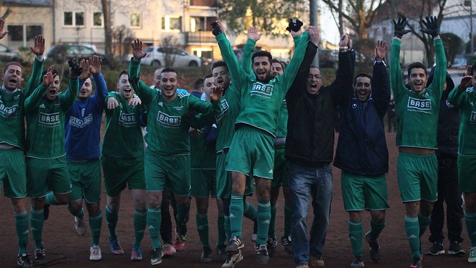 Kollektiver Jubel von Hellas Schierstein nach dem Sieg im Topspiel über Spitzenreiter Kastel 06. Foto: Henz.