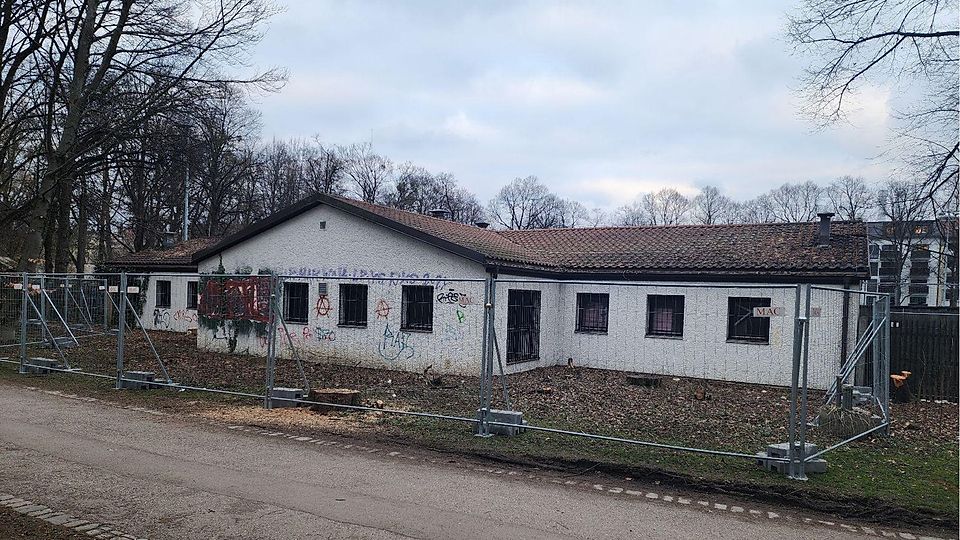 Das Vereinsgelände des FC Viktoria und des SC Süd München ist derzeit von einem Bauzaun umschlossen.