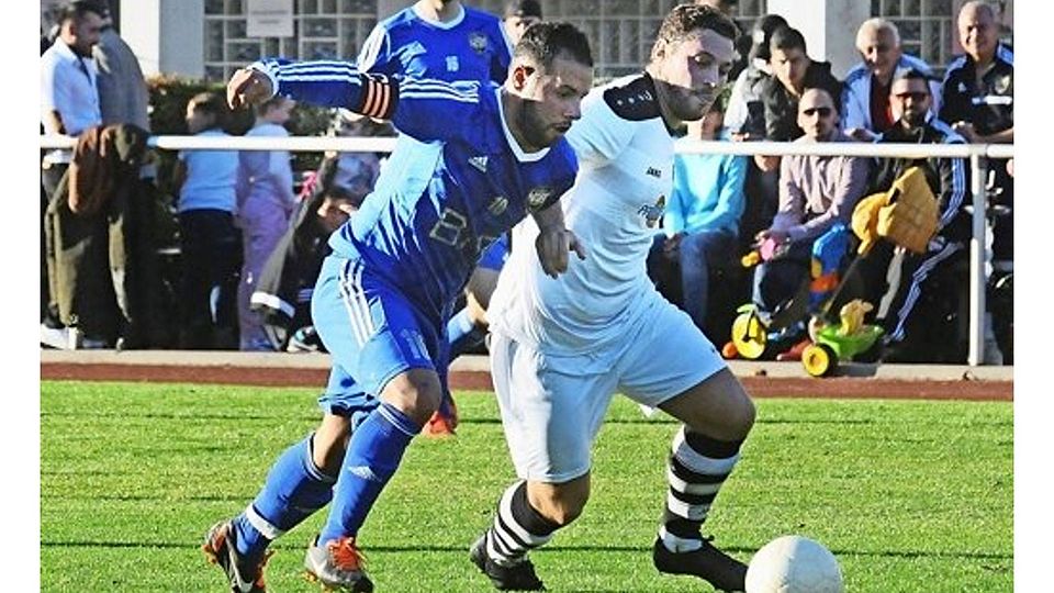 Der N.A.F.I.-Kapitän Adnan Akcan (l.) ging im Spitzenspiel beim MTV mit gutem Beispiel voran: Er erzielte die ersten drei der sechs Tore für den Tabellenführer. Foto: Günter E. Bergmann
