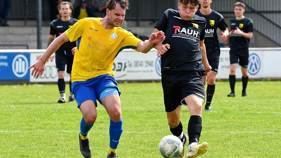 Der SC Fürstenfeldbruck (gelbe Trikots) im Spiel gegen den FC Emmering (in Schwarz).