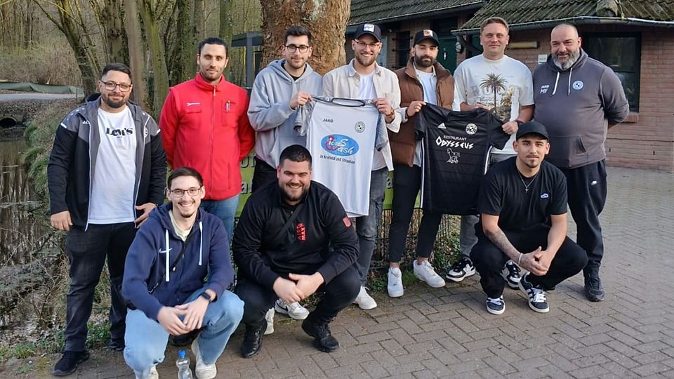 Gleich acht Spieler hat das Trainergespann von Viktoria Krefeld beim FC Hellas Krefeld losgeeist.