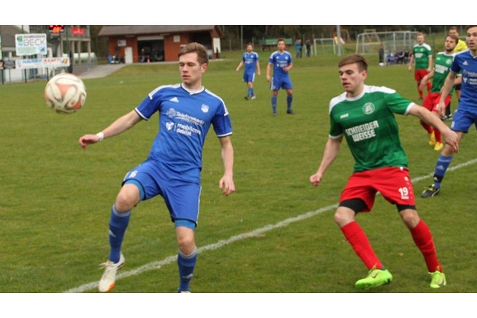 Der TSV Langquaid (blau) und der ATSV Kelheim trennten sich 0:0. Foto: Roloff