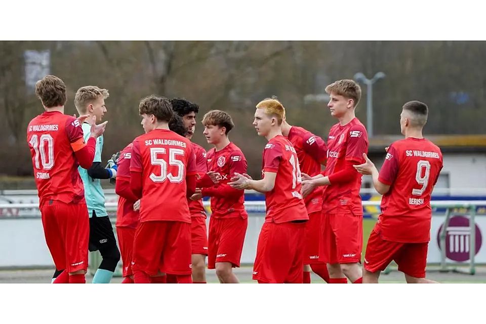 Motivieren sich vor dem Anpfiff – und das mit Erfolg: Die Fußball-B-Junioren des SC Waldgirmes gewinnen ihr Heimspiel in der Gruppenliga gegen Pohlheim/Linden. © Isabel Althof