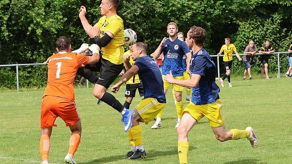 Rein ins Getümmel: Diese brenzlige Situation überstand Ehingens Keeper Michael Müller (links) unbeschadet, den Klassenerhalt verpasste der SVE aber mit dem 1:1 beim SV Mauren.