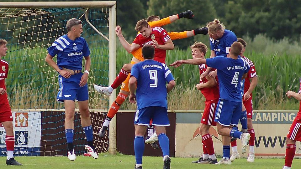 Liganeuling Schirmitz (in Blau) hatte im Heimspiel gegen Hahnbach das Nachsehen.
