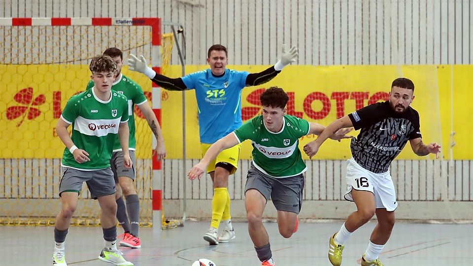 Alles nach vorne: Torwart Felix Schürgers treibt Fabian Heiland (v.) und seine Murnauer im Entscheidungsspiel energisch an.