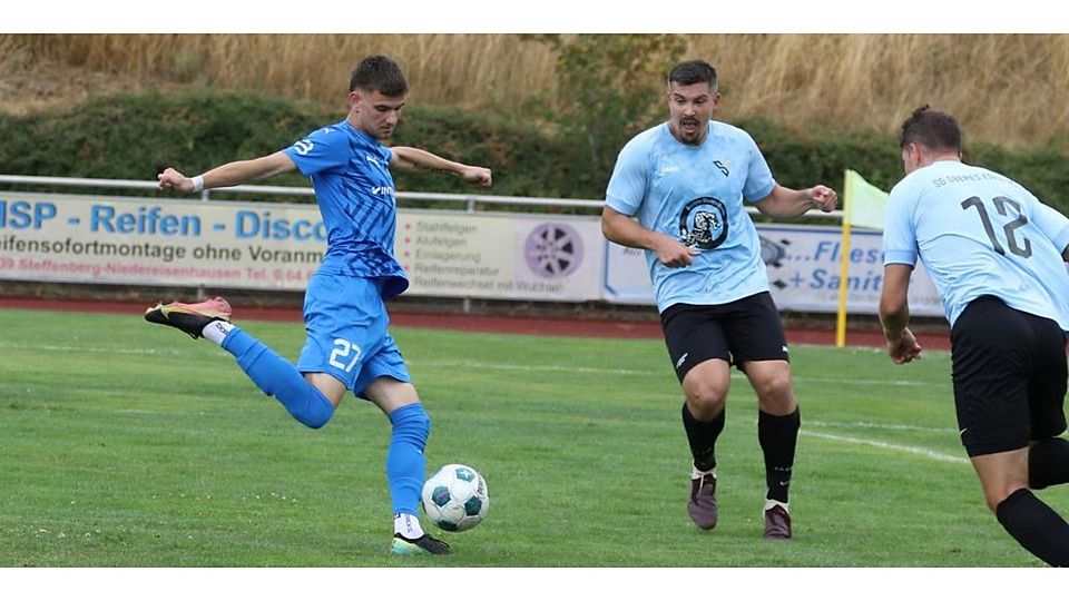 Das Tor von Luca Vogel (links, im Vorbereitungsspiel gegen Oberes Edertal) zum 1:5, konnte Breidenbach in Oberkleen keinen Hoffnungsschimmer mehr schenken. Am Sonntag ist seine Treffsicherheit im Heimspiel gegen Türk Ata Spor gefragt. © Jens Schmidt