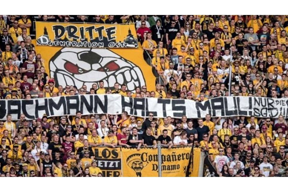 Die Fans von Dynamo Dresden können auch anders, sind aber oft drastisch: Beim Heimspiel gegen Arminia Bielefeld am 21. Mai distanzierten sie sich zum Beispiel mit einem Transparent von der rechtspopulistischen Pegida-Bewegung und deren Gründer Lutz Bachmann. Foto: Thomas Eisenhuth/dpa