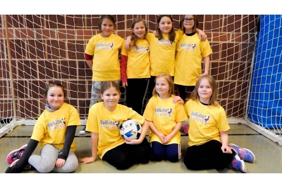 „Ballbina kickt“ heißt es seit gut einem Jahr beim SV Schmidmühlen – und die Mädchen haben auch im Winter Spaß am Fußballtraining.  Foto: asv