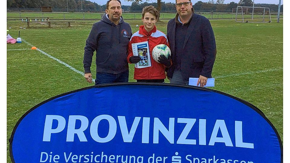 Ian-Raphael Gimm (Mitte) wurde von Harald Berndt (li.) und Gunnar Lassen von der Provinzial für sein faires Verhalten ausgezeichnet.