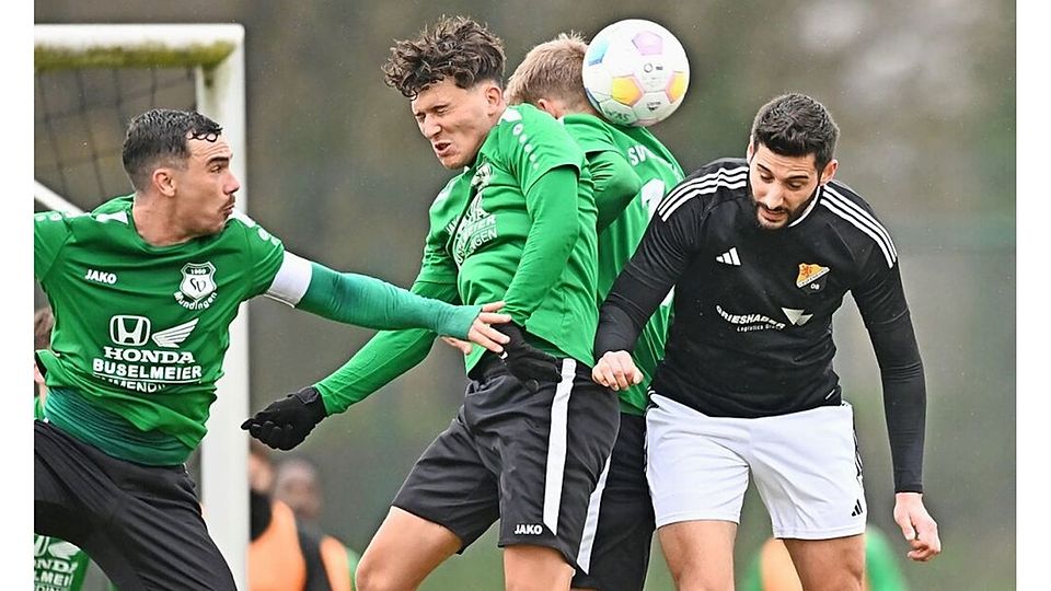 Der SV Mundingen, hier mit Kapitän Philipp Dettmar, Niklas Proksch und Timon Graf (von links), behielt mit 2:0 die Oberhand über den SV 08 Laufenburg, rechts mit Moritz Hackenberger