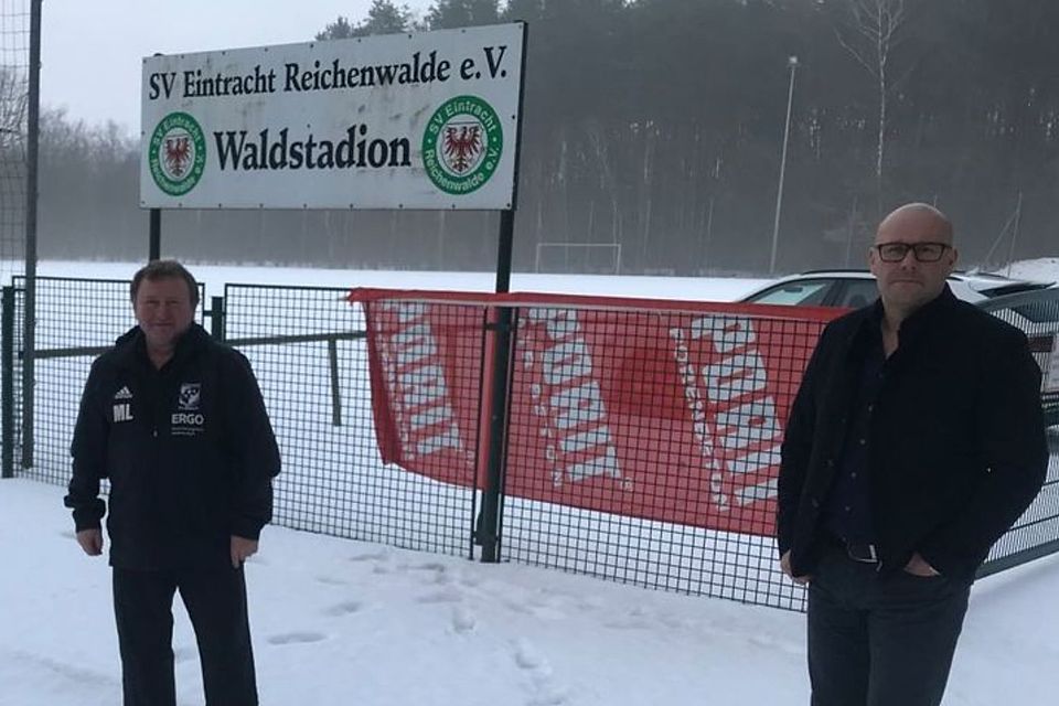 Michael Lampelt und Torsten Reincke vom Vorstand des SV Eintracht Reichenwalde würden gern Gastgeber bei der EM 2024 sein.