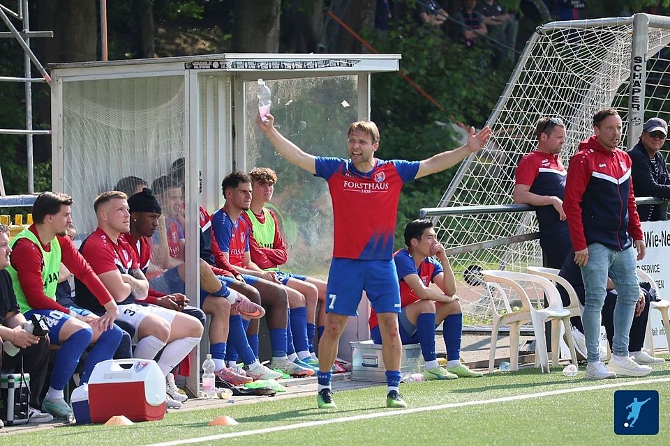 Lipinski war auch mit der Spielführung des Schiedsrichtergespanns nicht einverstanden.