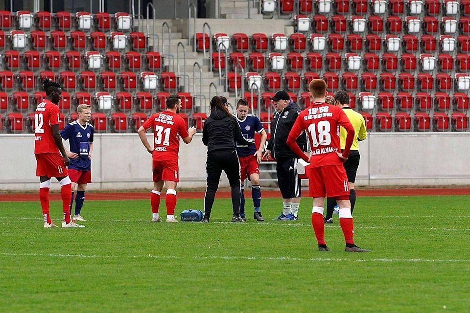 Steven Niesel (Bildmitte) musste mit schmerzverzerrtem Gesicht das Spiel in Erfurt vorzeitig beenden.