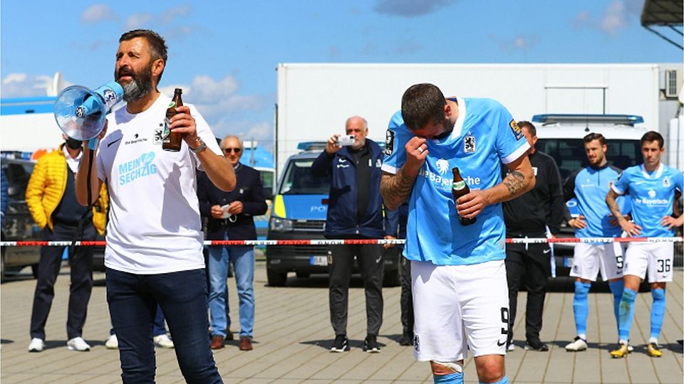 Michael Köllner richtet eine Kampfansage an die Löwen-Fans. Sascha Mölders (r.) ist auch längst nach dem Spiel noch immer in Tränen aufgelöst.