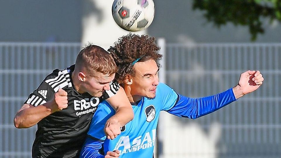 Der TuS Maulburg, hier mit Christoph Wojtynek (links) im Kopfballduell mit Nils Dosenbach, feierte einen 5:3-Heimsieg über Bamlach-Rheinweiler.  | Foto: Gerd Gründl