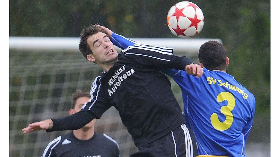 \"Handauflegen\" haben die Akteure des TV 48 (in Schwarz, hier beim 5:3-Sieg gegen Schwaig) nicht nötig. Es läuft bei den Erlangern. Foto: Sportfoto Zink