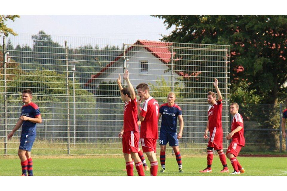 Der TSV Adelmannsfelden (rote Trikots) hat einen enorm wichtigen Dreier im Kampf um den Aufstieg geholt.  F: F. Matuschek