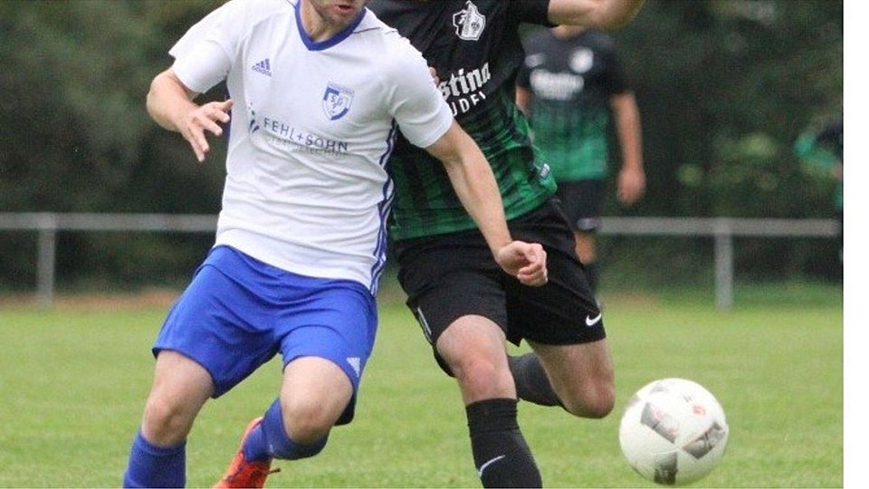 Jannik Beikirch (vorne) traf nach dem 1:0 auch zum vorentscheidenden 3:0 für die SG Freiensteinau in Löschenrod. 	Foto: Görlich
